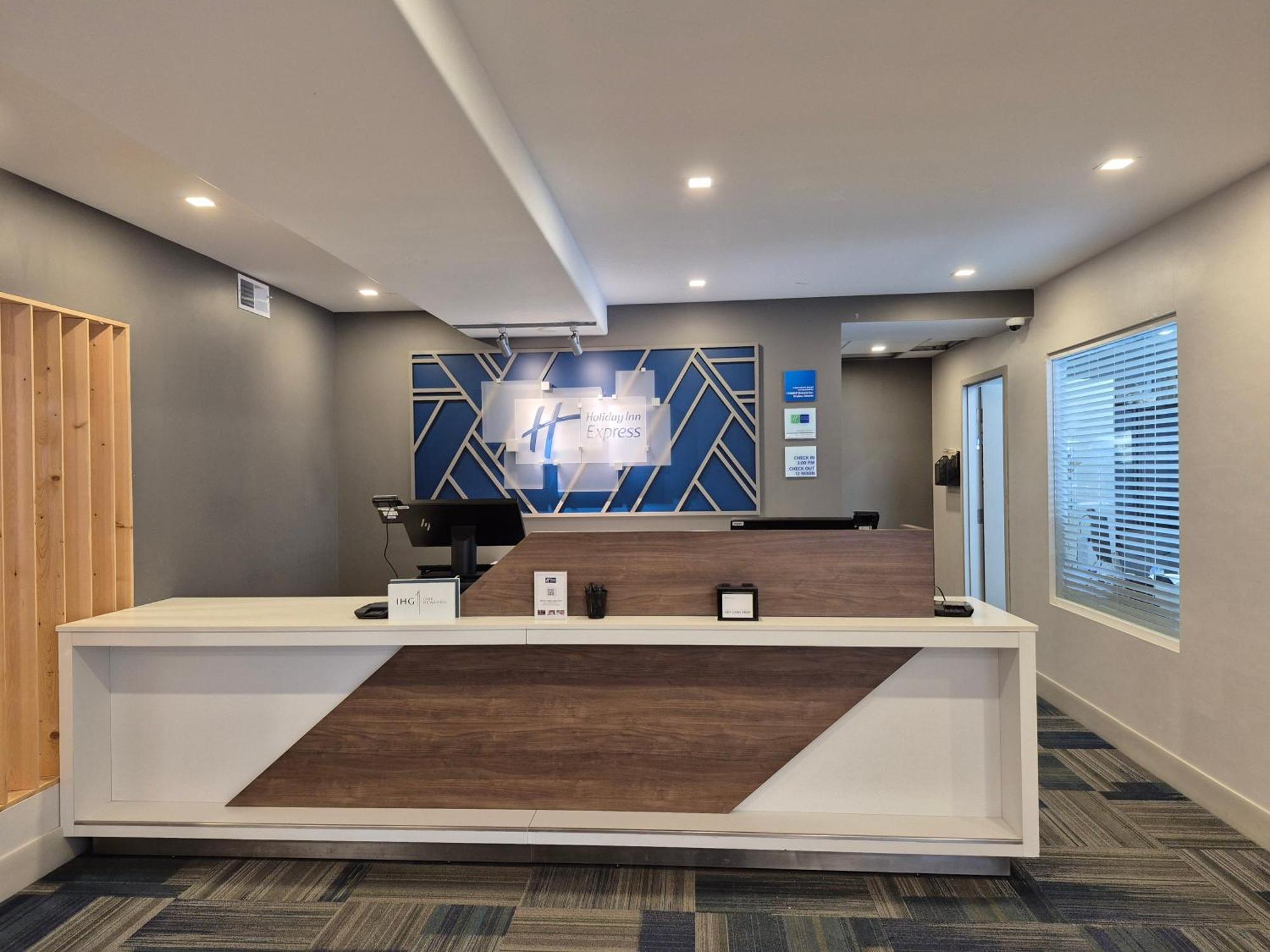 Holiday Inn Express Dryden By Ihg Exterior photo
